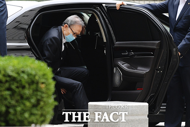 폐렴으로 입원 치료 후 2일 퇴원한 이명박 전 대통령