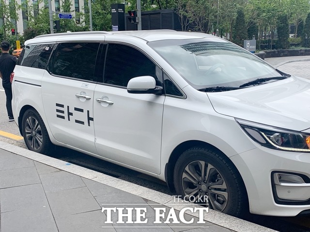 타다가 택시업계와 갈등으로 사업 확장에 어려움을 겪고 있는 상황 속 기사들의 성희롱 논란 등 악재가 겹치고 있다. /서민지 기자