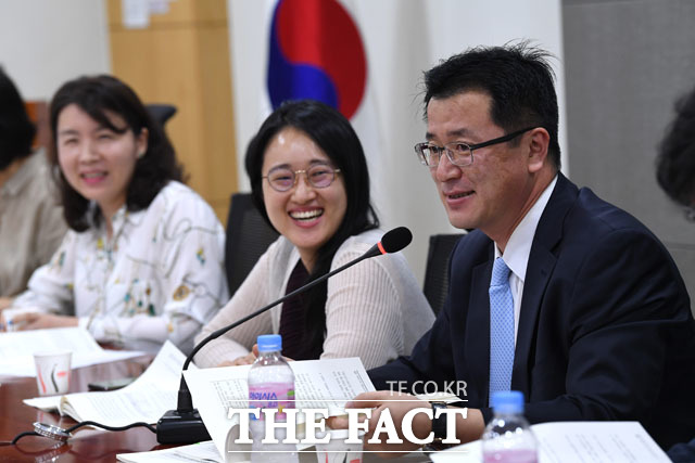 4일 국회 의원회관에서 '혐오표현 시대의 임시조치제도 개선방안을 논하다'를 주제로 열린 토론회에서 사회를 맡은 오길영 경실련 소비자정의센터 운영위원장이 진행 발언을 하고 있다. /남윤호 기자