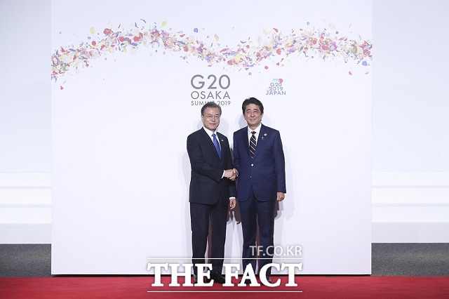 청와대가 4일 일본의 반도체 핵심소재 수출 규제 공격에 '맞불 카드'를 꺼내 들면서 한일 갈등이 당분간 지속될 것으로 보인다. 문재인 대통령이 지난달 28일 일본 오사카에서 열린 G20 정상회의 공식환영식에서 의장국인 일본 아베 신조 총리와 악수하면서 기념촬영하는 모습. /청와대 제공