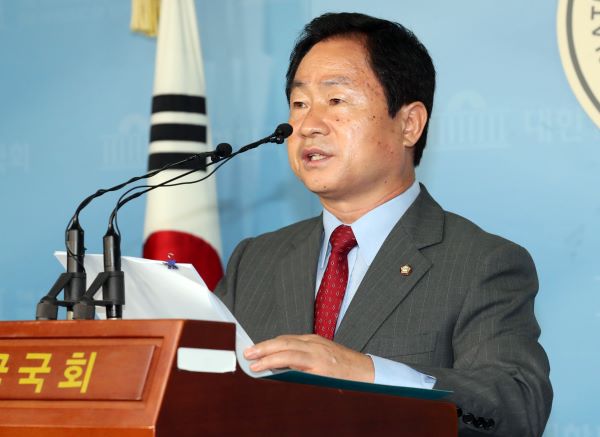 자유한국당 주광덕 의원이 5일 오전 서울 여의도 국회 정론관에서 윤석열 검찰총장 후보자 인사청문회 관련 기자회견을 하고 있다. /뉴시스