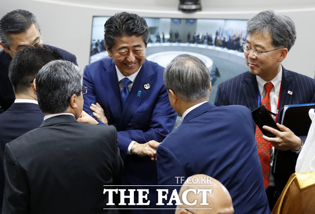 한일 관계가 일본의 경제 보복 조치로 '악화일로'를 걷고 있는 가운데 전문가들은 이 같은 배경으로 양국 간 복합적인 관계 악화를 꼽고 있다.문재인 대통령이 29일 G20 정상회의 세 번째 세션 시작에 앞서 아베 신조 일본 총리와 인사하고 있는 모습. /일본 오사카=뉴시스