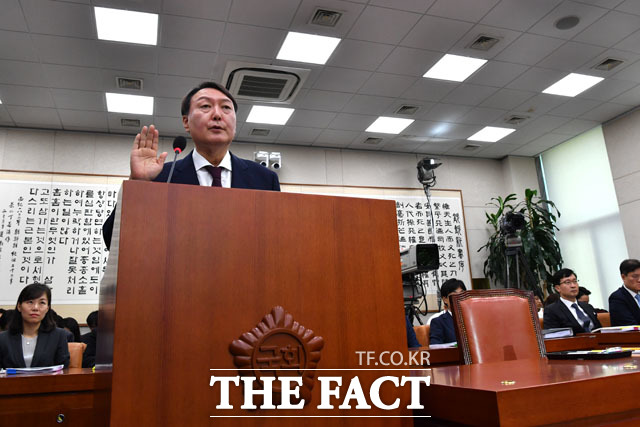 윤석열 검찰총장 후보자가 인사청문회 모두발언에서 "정치적 사건과 선거 사건에 있어 어디 한편에 치우치지 않고 충실한 자세로 엄정히 판단하겠다"고 검찰의 정치적 중립을 강조했다. 회 법제사법위원회 인사청문회에 참석해 선서 하는 윤 후보자./국회=남윤호 기자