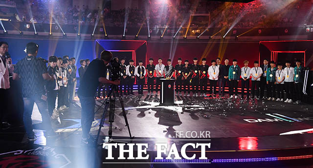 LCK 선수들이 우승한 뒤 기념촬영을 하고 있다. /김세정 기자