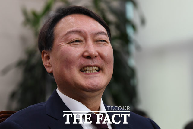 윤석열 검찰총장 후보자가 8일 오전 서울 여의도 국회 법제사법위원회 인사청문회를 앞두고 미소짓고 있다./남윤호 기자