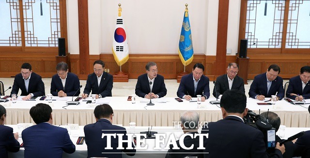 문재인 대통령이 10일 청와대 충무실에서 열린 '경제계 주요인사 초청 간담회'에 참석하여 일본의 반도체 관련 수출 규제에 대한 대응 방안을 논의하고 있다. 왼쪽부터 구광모 LG회장, 윤부근 삼성전자 부회장, 홍남기 부총리, 문재인 대통령, 최태원 SK 회장, 정의선 현대자동차 수석부회장, 황각규 롯데지주 부회장, 김병원 농협 회장. /뉴시스