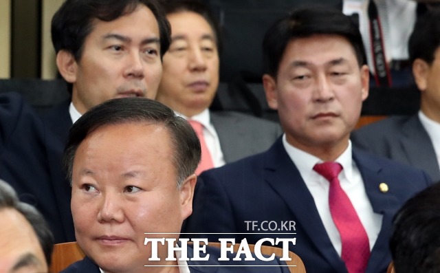 당초 복당파 황영철 의원이 맡기로 했던 예결위원장 자리를 범친박계 김재원 의원이 맡게 되면서 친박계 의원들의 주류화 분위기가 감지되고 있다. 전문가들은 이를 두고 "선거 때도 혼란이 이어진다면 당이 어려워질 수 있다"고 분석했다. 황 의원이 김 의원을 바라보는 모습. /뉴시스