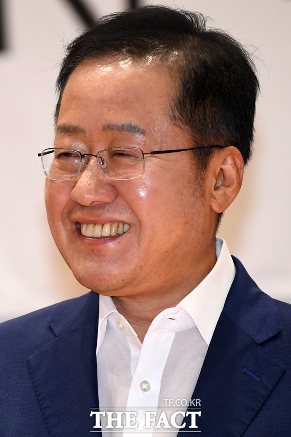 홍준표 자유한국당 전 대표가 10일 오후 서울 여의도 국회 의원회관에서 열린 대학생 리더십 아카데미에 참석해 미소를 짓고 있다./국회=남윤호 기자