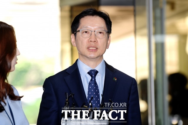 드루킹 댓글 조작 공모 혐의로 1심에서 법정 구속됐다가 풀려난 김경수 경남도지사가 지난 5월 서울 서초구 서울고등법원에서 열린 항소심 5차 공판에 출석하기 전 취재진의 질문에 답하고 있다. /이선화 기자