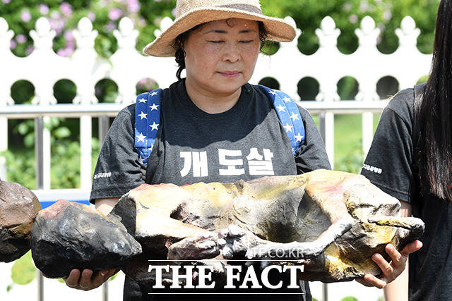 이에 반대하는 동물권 운동가들의