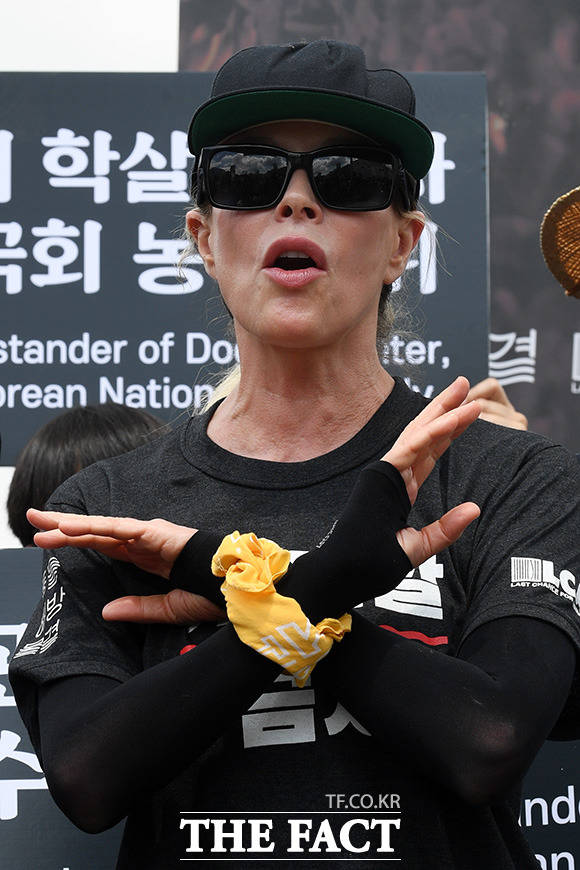 할리우드 배우 킴 베이싱어도 개 도살 금지를 호소