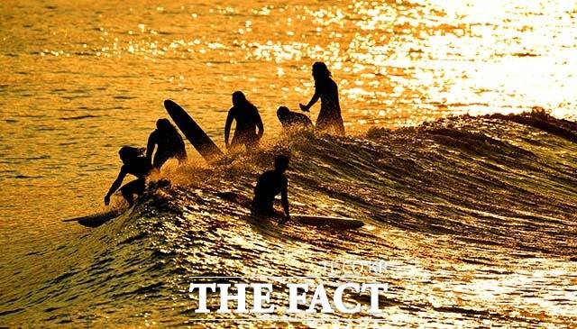 '노을, 파도 그리고...서퍼' 이른 오전 시간이나 해질녁에 좋은 파도가 많아 서퍼들은 시간에 구애받지 않는다.