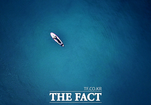 '신선놀음' 서퍼들은 파도가 없을 때 보드에 몸을 실고 바다 한가운데서 휴식을 취하기도 한다.