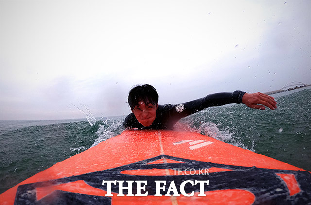 '패들링 필수' 서핑을 잘하기 위해선 패들링 실력이 필수다. 좋은 패들링으로 균형을 유지하며 파도에 몸을 맡긴다.