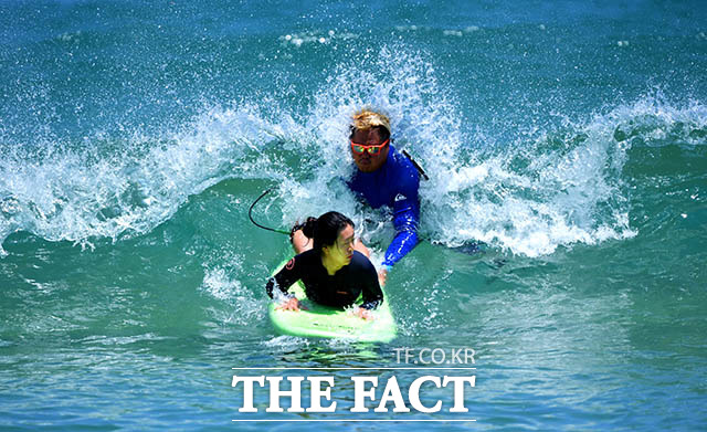 '파도는 골라야 맛' 서퍼는 파도를 고르는 순발력도 중요하다. 좋은 파도가 좋은 라이딩을 만든다.