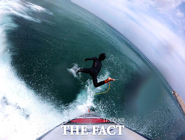 '안전장치' 서핑에서 사실상 유일한 안전장치인 '리시(Leash)'. 보드와 발을 이어주는 끈으로 생명을 지켜준다.