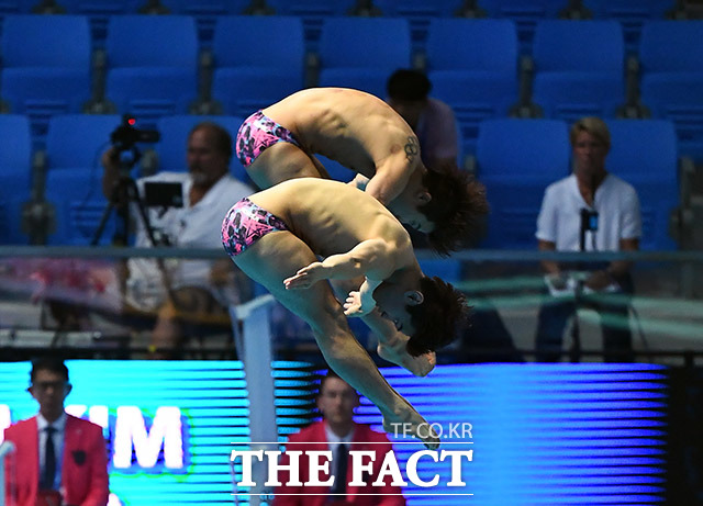 13일 오후 광주 광산구 남부대학교시립국제수영장에서 '제18회 2019 광주FINA세계수영선수권대회' 다이빙 남자 3m 스프링보드 싱크로나이즈드 결승이 열린 가운데 한국의 우하람과 김영남이 다이빙 연기를 펼치고 있다. /광주=이동률 기자