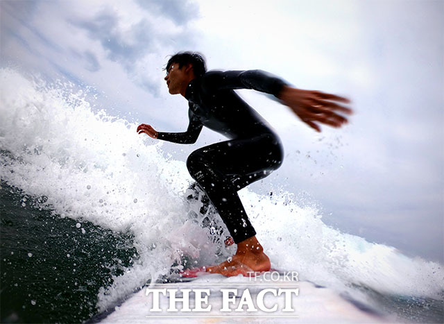 '내 몸을 맡겨!' 자연 그대로의 파도에 몸을 맡겨 시원한 바람을 느끼는 레저 스포츠 '서핑'.