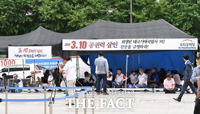 우리공화당은 광화문광장 천막에 집중하고 투쟁을 이어간다는 방침이다. 우리공화당 관계자들이 지난달 26일 서울 종로구 광화문광장에서 서울시에 의해 철거된 천막을 재설치하고 자리를 지키는 모습. /임세준 기자