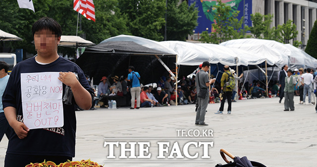 한 시민이 지난달 27일 오후 서울 광화문 광장에서 우리공화당(구 대한애국당)의 천막 철거 시위를 하고 있다. /이선화 기자