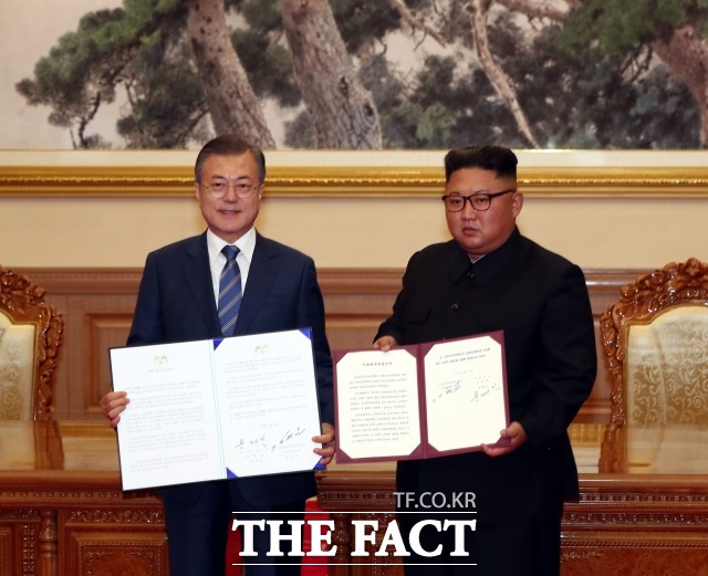 최근 북한 매체는 "북남선언들을 성실히 이행해 나가려는 용단을 내려야한다"고 언급했다. 문재인 대통령과 김정은 북한 국무위원장이 지난해 9월 19일 평양공동선언서에 서명하고 사진촬영을 하는 모습. /평양사진공동취재단