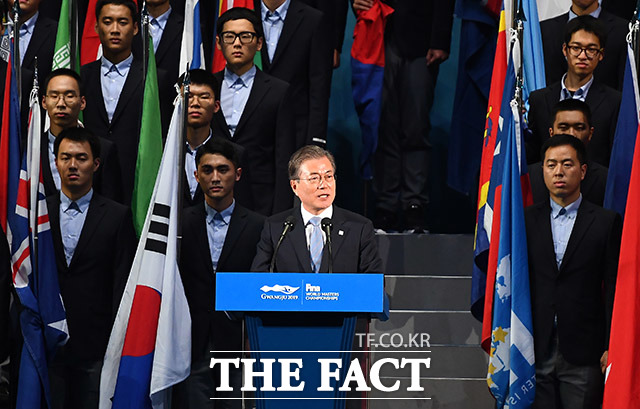 2019 광주세계수영선수권 대회에도 북한의 참가가 요원해보인다. 12일 오후 광주 광산구 광주 여자대학교 시립 유니버시아드 체육관에서 열린 '제18회 2019 광주FINA세계수영선수권대회' 개막식에 참석해 개회 선언을 하는 문재인 대통령. /광주=이동률 기자