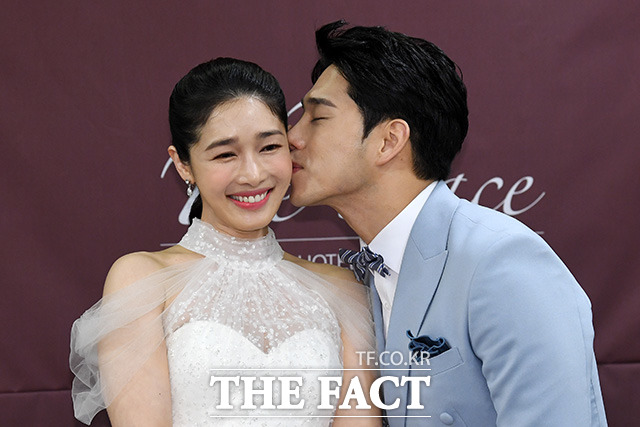 배우 선우선(왼쪽)과 무술 감독 이수민이 14일 오후 서울 강남구 논현동 뉴힐탑호텔에서 열린 결혼 기자회견에 참석해 포즈를 취하고 있다. /남용희 기자