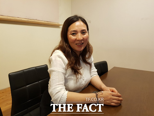 차홍숙(49) 더불어민주당 다문화위원회 관악을 위원장이 12일 서울 관악구 한 커피숍에서 <더팩트>와 인터뷰하고 있다. /송주원 인턴기자