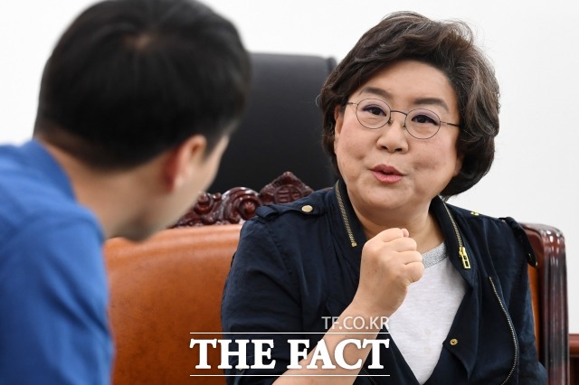 이혜훈 의원은 군에서 사고가 계속 발생하는 것과 관련 "위협이 없어진 것이 아닌데 우리 군만 주적을 없애고 왜 스스로 무장해제를 하냐"고 따졌다. /남용희 기자