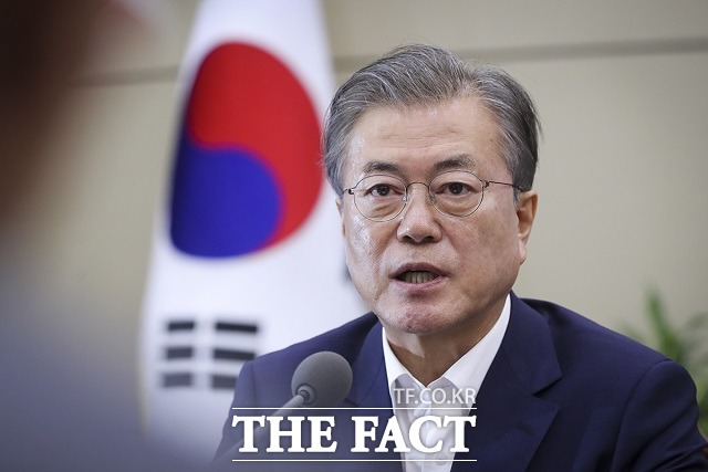 문재인 대통령이 일본의 경제 보복을 해결해야 하는 중대한 과제가 있다. 여기에 만약 국회의 인사청문 경과보고서 채택 없이 윤석열 검찰총장 후보자에 대한 임명 강행한다면 야당의 거센 공세를 받게 될 것으로 보인다. /청와대 제공