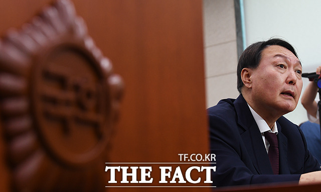 문재인 대통령은 이르면 16일 윤석열 검찰총장 후보자에 대한 임명을 재가할 가능성이 큰 것으로 알려졌다. 윤 후보자가 지난 8일 서울 여의도 국회 법제사법위원회 인사청문회에 참석해 의원의 질문에 답변하는 모습. /배정한 기자