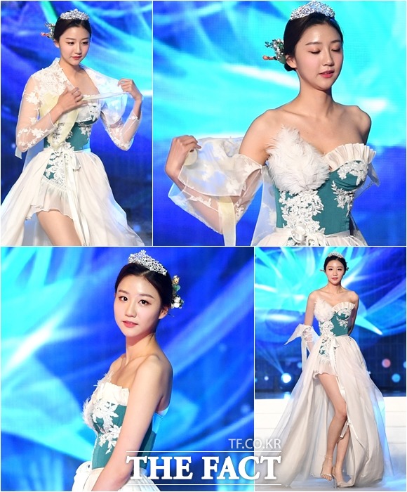 2018 미스코리아 미(美) 임경민이 등장과 동시에 저고리를 벗고 포즈를 취한다.