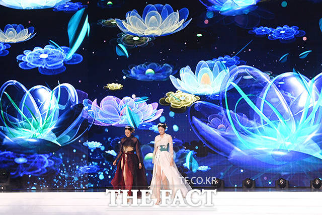 지난해 미스코리아 수상자들의 '고별행진'