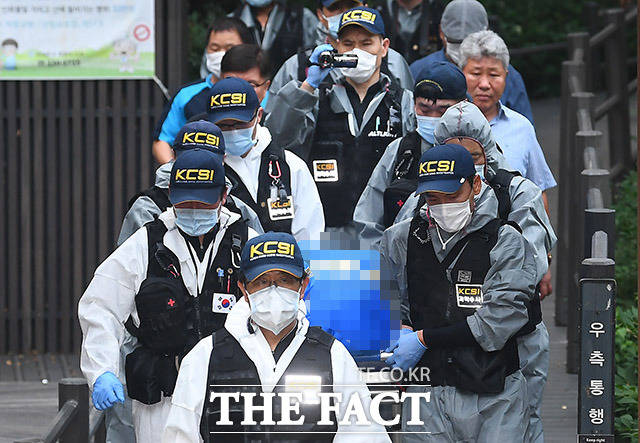 16일 서울 서대문구 홍은동 북한산 자락길 근처에서 발견된 정두언 전 의원 시신이 옮겨지고 있다. /홍은동=이동률 기자