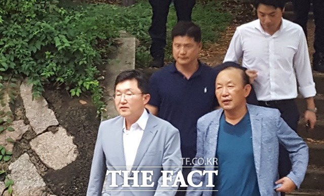 김용태 자유한국당 의원은 정 전 의원의 사망 소식을 듣고 현장을 찾았다. 김 의원은 "정 전 의원이 대한민국 정치 사회에 남긴 족적은 깊고도 선명하다. 그 정신은 나라를 위하고 국민을 편하게 하려는 것이었다"고 안타까움을 감추지 못했다./홍은동=이원석 기자