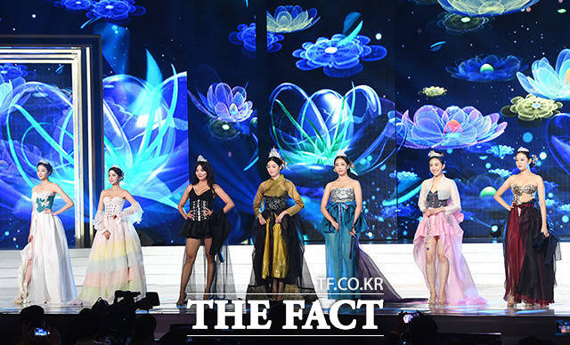 이번 한복쇼로 인해 미스코리아의 성 상품화 뿐만 아니라 한복의 전통성 문제도 제기되고 있다.