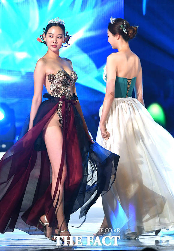 무대 반대편으로 이동하는 2018 미스코리아 미(美) 김계령(왼쪽)과 임경민. 어깨부터 등, 가슴, 다리 등 노출이 심한 '퓨전 한복'이다.