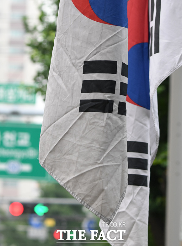 공공기관에서 관리 중인 태극기지만 관리상태가 불량하다.