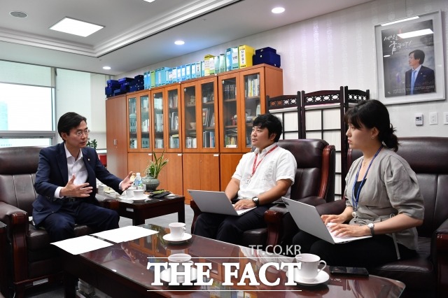 조경태 한국당 최고위원이 지난 10일 오전 서울 여의도 국회의원회관에서 <더팩트> 취재진과 인터뷰를 진행하고 있다. /남윤호 기자