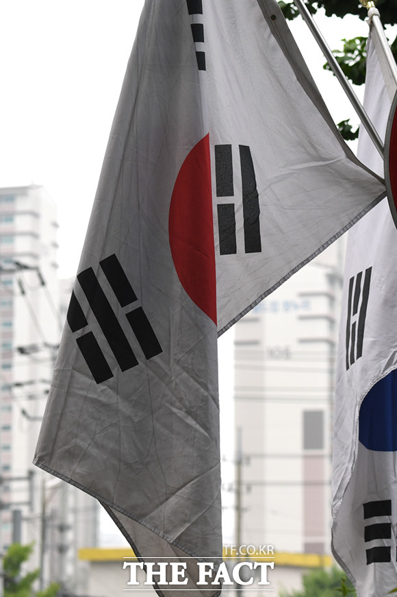 북가좌동 거리에 게양된 한 태극기는 불량한 관리상태로 인해 더러운 모습이 눈에 띈다.