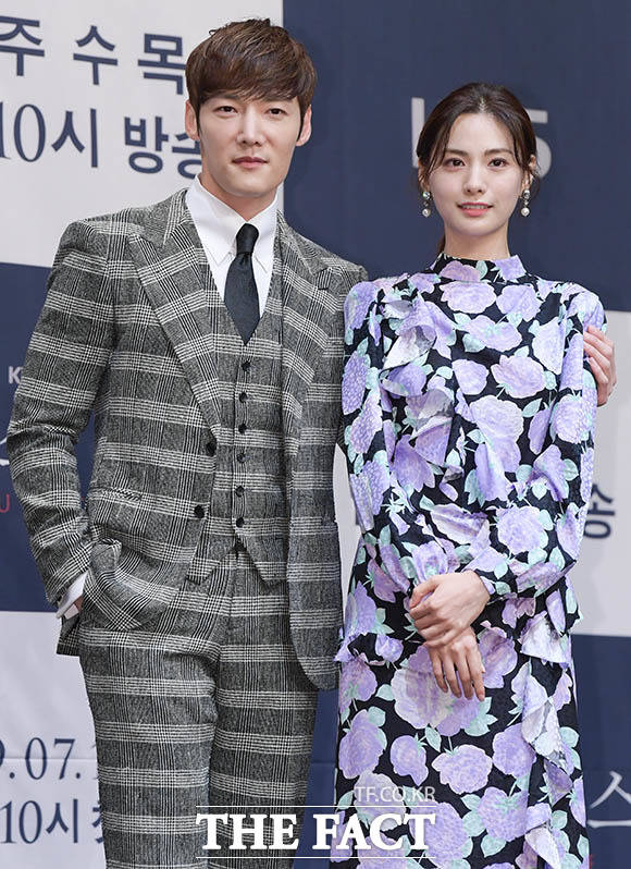 최진혁(왼쪽)과 나나