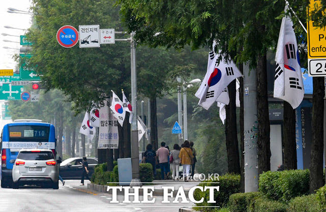 상암동 일대 거리에는 제헌절을 맞아 태극기가 게양되어 있지만...