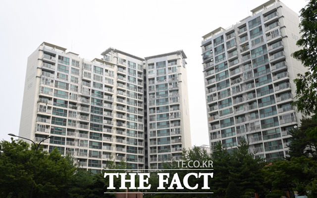 수많은 집들 중 태극기의 모습은 보이지 않는다.