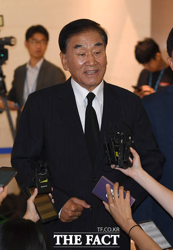 이재오 전 의원이 정두언 전 의원의 빈소를 조문해 이명박 전 대통령의 메시지를 전했다. 그는 "이 전 대통령께서 참 안타깝다고 하셨다"며 "우리는 좋은 것만 기억하기로 했다"고 애도의 뜻을 전했다. /이선화 기자