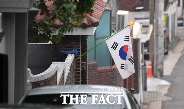 서대문구 북가좌동의 한 주택단지에는 드문드문 태극기가 올바른 방법으로 게양되어 있다.