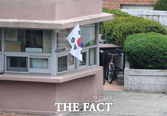 오로지 한 경비실에만 쓸쓸히 게양되어 있는 태극기