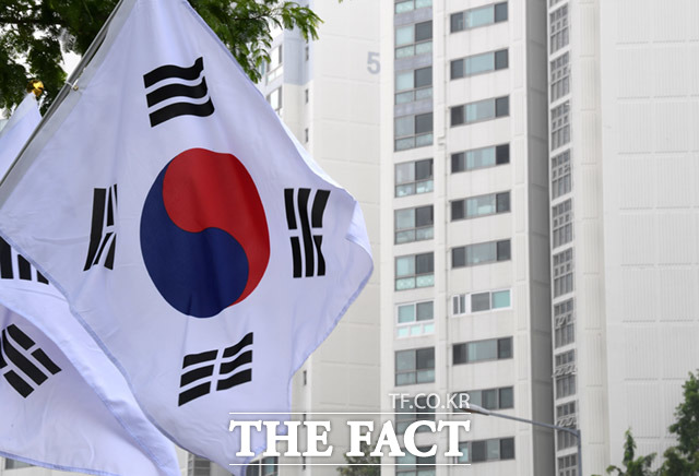 공휴일에서 제외되었지만 태극기를 게양해야하는 5대 국경일인 제헌절. 잊지 말고 태극기를 게양합시다.