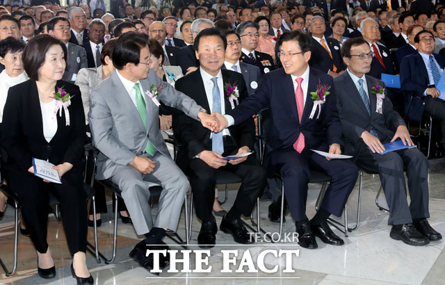 여야 5당 대표는 18일 16개월 만에 문재인 대통령과 청와대에서 회동한다. 17일 제헌절 행사에 참석한 정의당 심상정· 민주평화당 정동영·바른미래당 손학규·자유한국당 황교안·더불어민주당 이해찬 대표.(왼쪽부터) /국회=남윤호 기자