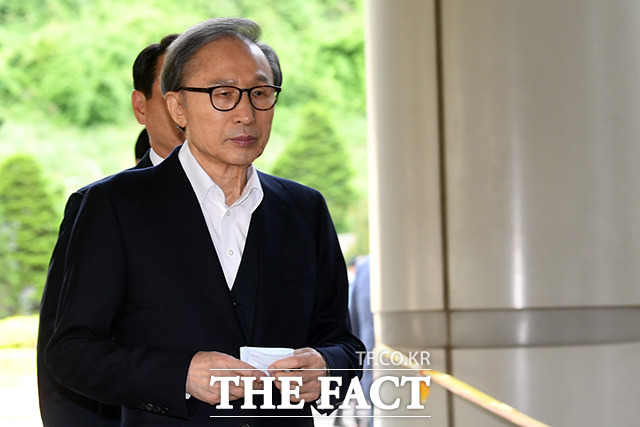 이학수 "이명박 정부 자금 요청 받았다" 송곳 증언[더팩트ㅣ남용희 기자] 이명박 전 대통령이 8일 오전 서울 서초구 서울고등법원에서 열리는 항소심 속행 공판에 출석하고 있다.