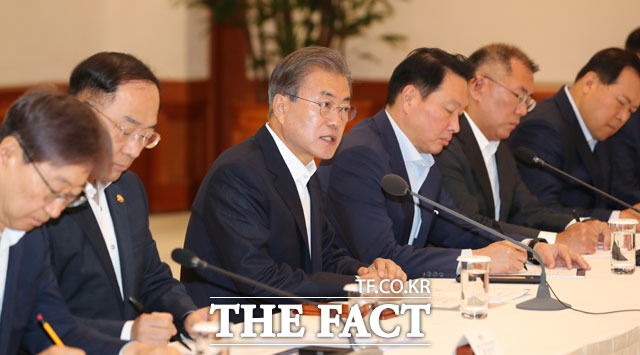 일본의 수출 규제 문제가 심각해지면서 정부와 기업간 공조 움직임이 더욱 활발해질 것으로 예상된다. 사진은 지난 10일 청와대 충무실에서 열린 '경제계 주요 인사 초청 간담회'에 참석한 윤부근 삼성전자 부회장(왼쪽부터), 홍남기 경제부총리, 문재인 대통령, 최태원 SK그룹 회장, 정의선 현대자동차그룹 수석부회장, 황각규 롯데지주 부회장. /뉴시스